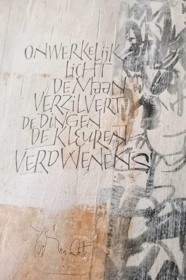 onwerkelijk licht - de maan verzilvert de dingen - de kleuren verdwenen Haiku Els Kooyman, kalligrafie Bernadette D'haese